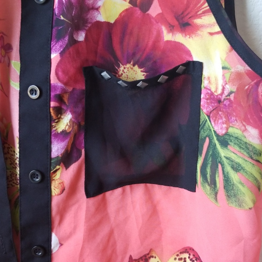 BONGO Sleeveless Blouse - Picture 2 of 2